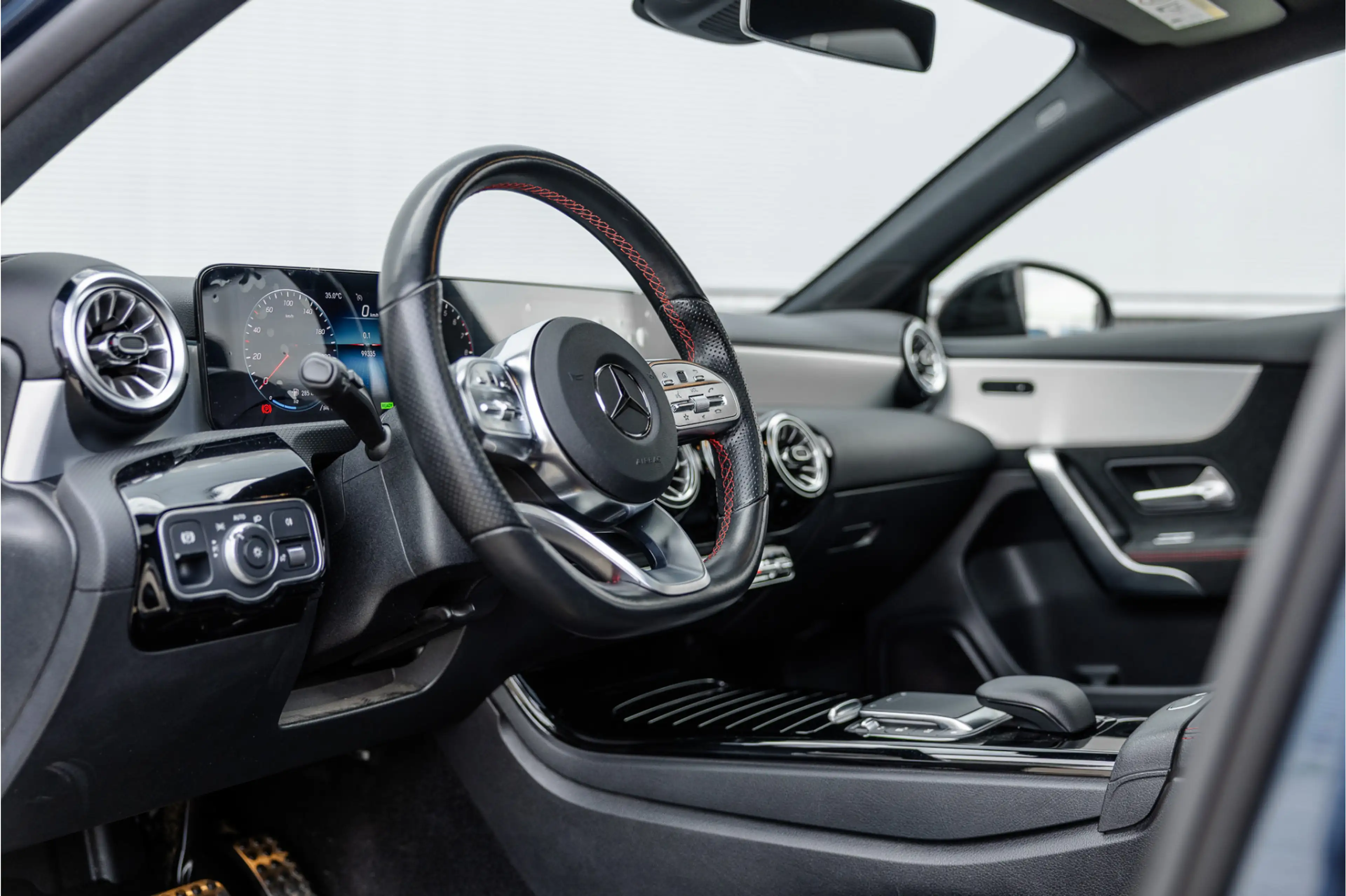 Mercedes-Benz A 250 e AMG Line Pano / Sfeerverlichting / Carplay / Nig — photo 48