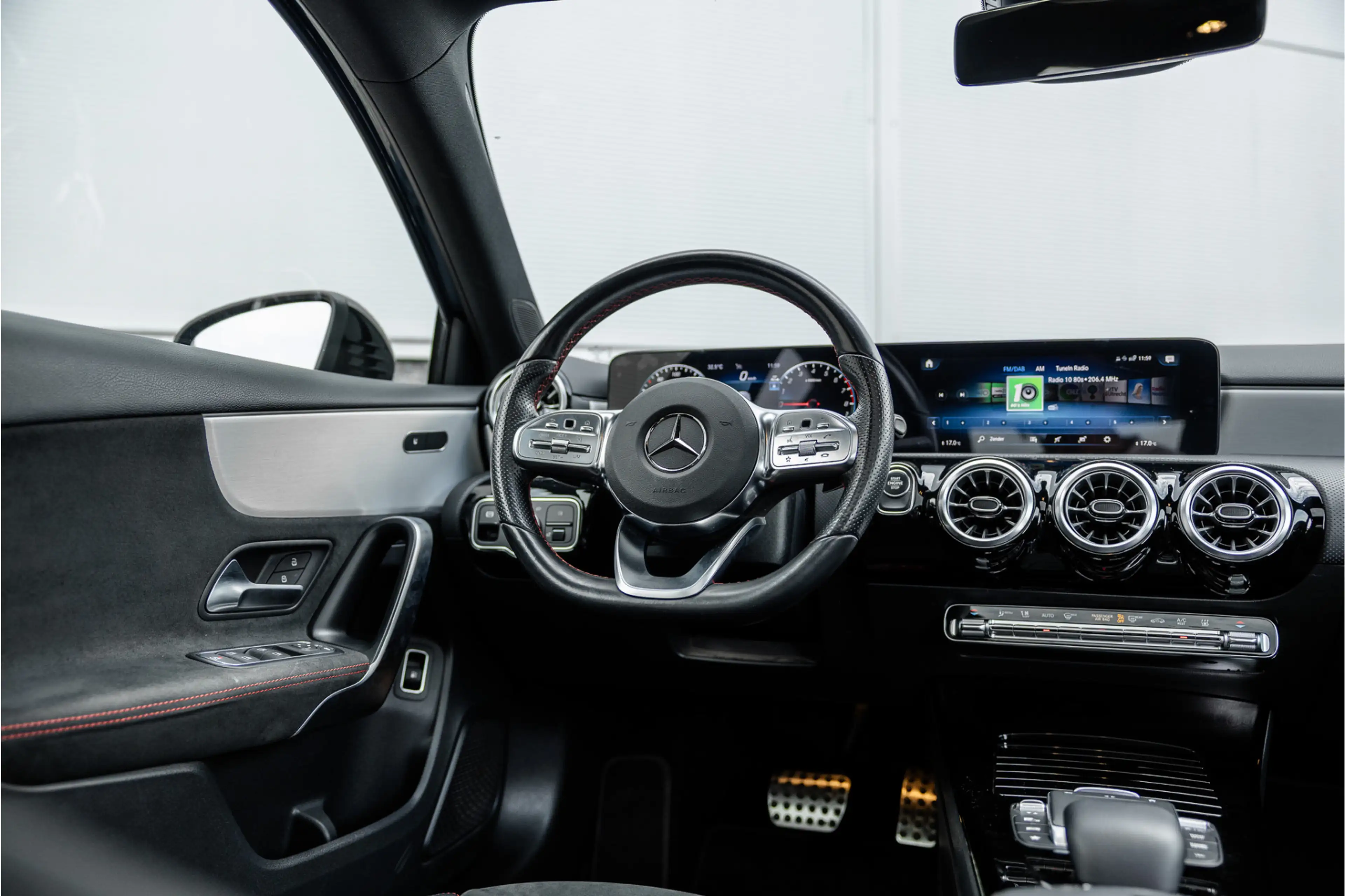 Mercedes-Benz A 250 e AMG Line Pano / Sfeerverlichting / Carplay / Nig — photo 25