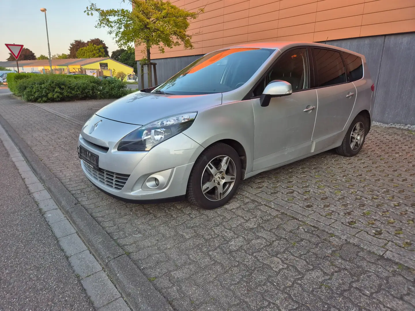 Renault Scenic Grand Dynamique1,9 Ltr. - 96 kW dCi Gris - 1