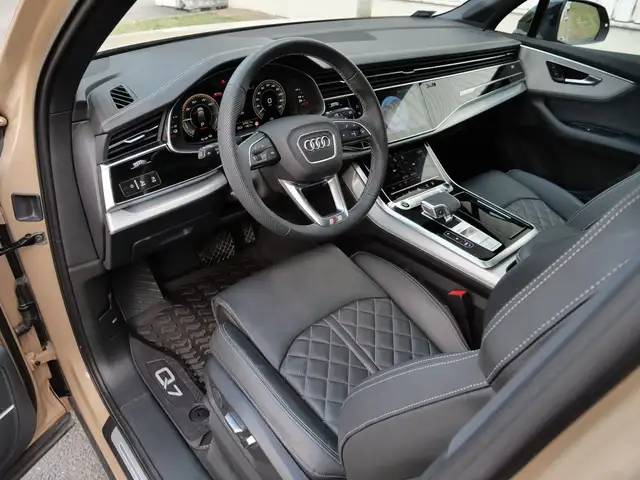 Audi Q7 view 15