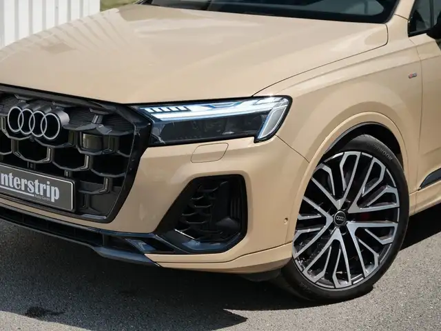 Audi Q7 view 8