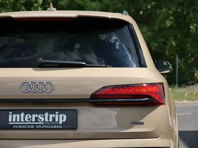 Audi Q7 view 10