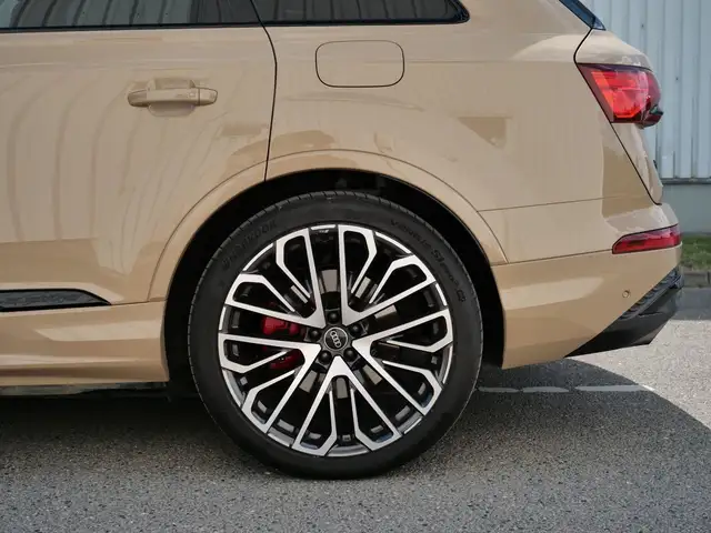 Audi Q7 view 12
