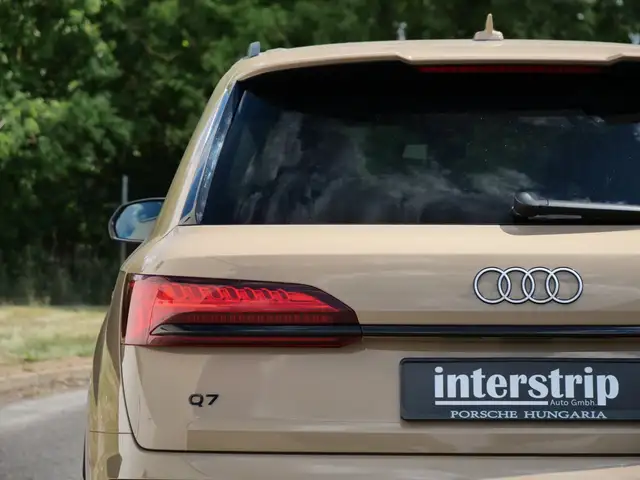 Audi Q7 view 9