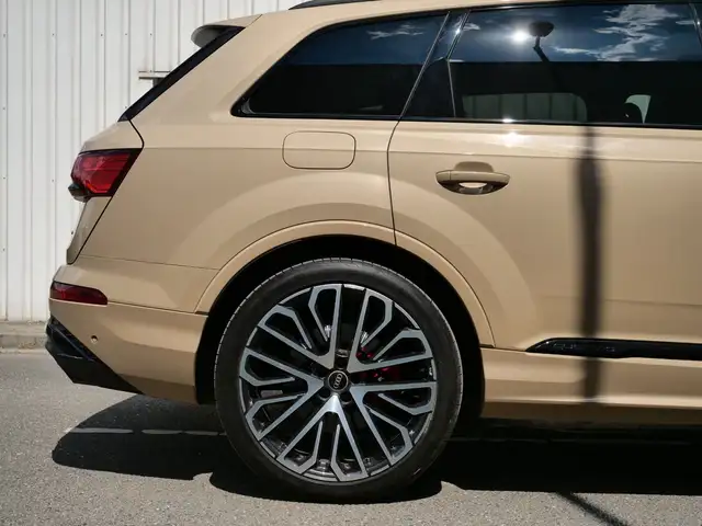 Audi Q7 view 13