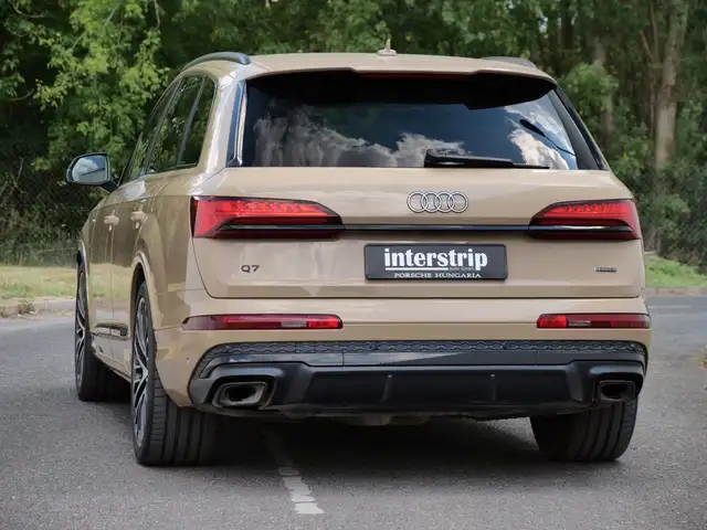 Audi Q7 view 4