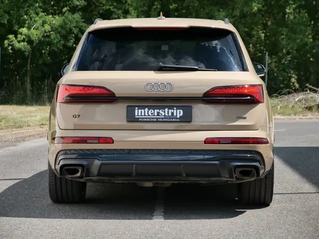 Audi Q7 view 5