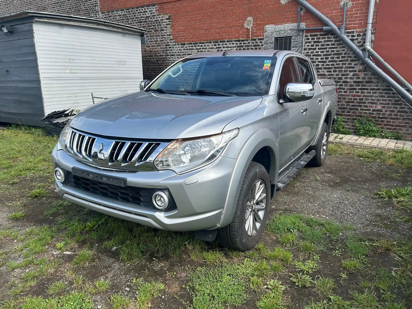 Mitsubishi L200 2.4 DID exportation uniquement Srebrny - 2