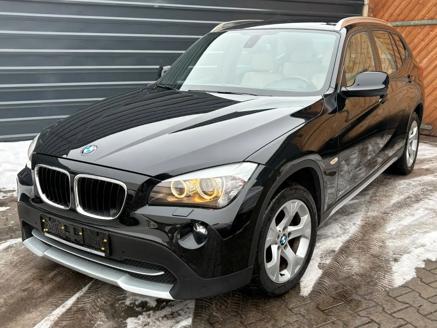BMW X1 20 i xDrive Schwarz - 1