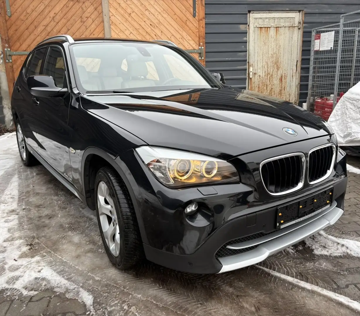 BMW X1 20 i xDrive Schwarz - 2