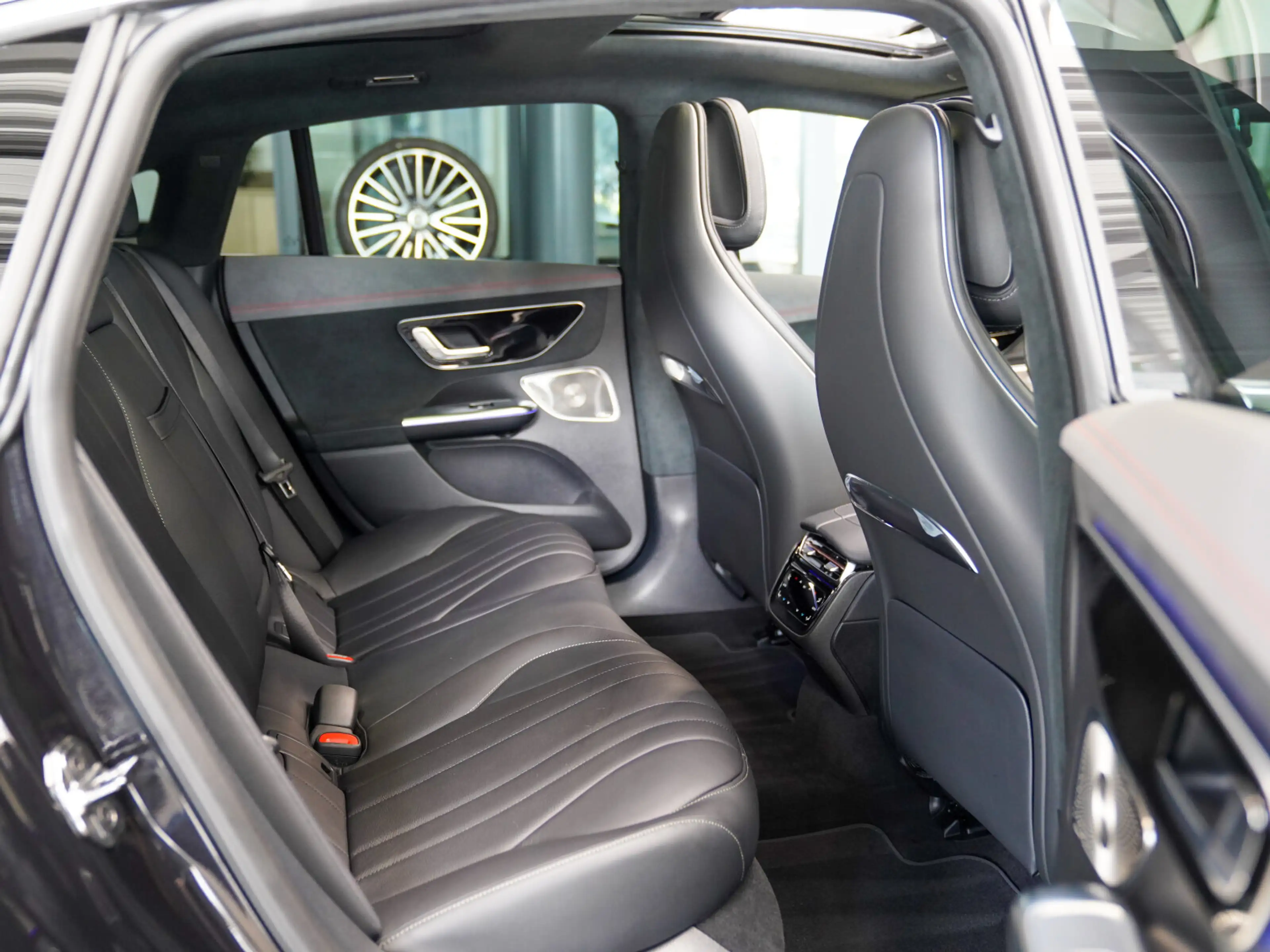 Mercedes-Benz EQE 350 4M AMG Line Night Vierlspeiche AIR Pano — photo 15