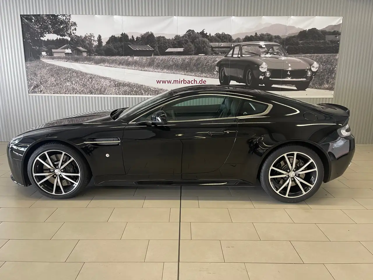 Aston Martin V8