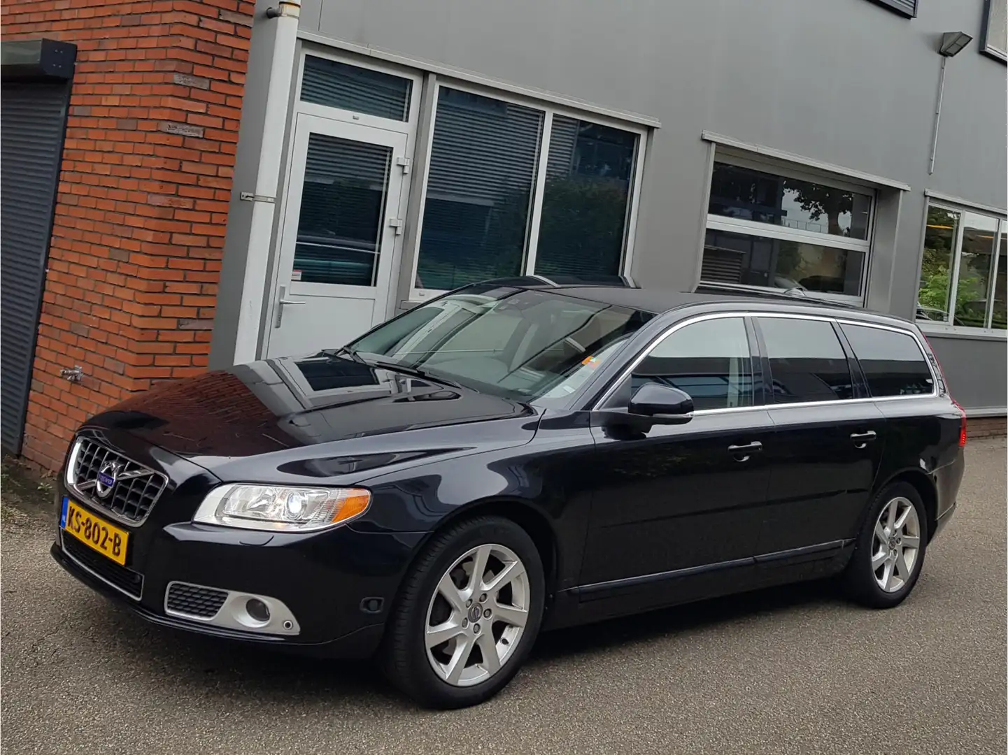 Volvo V70 2.5T Aut Cng Navi Trekhaak Xenon Leder Zwart - 2