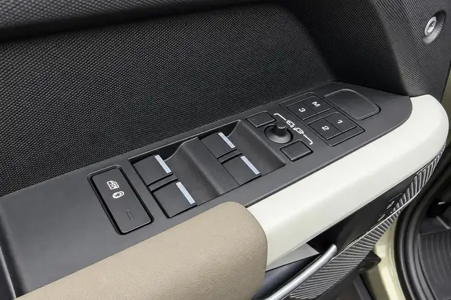 Land Rover Defender view 15