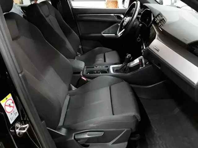 Audi Q3 view 8