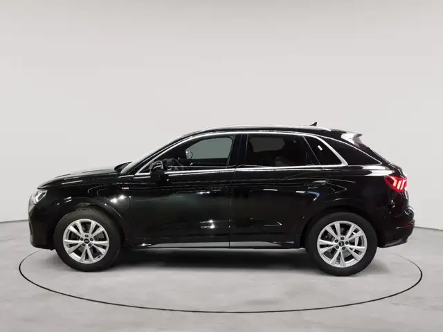 Audi Q3 view 6