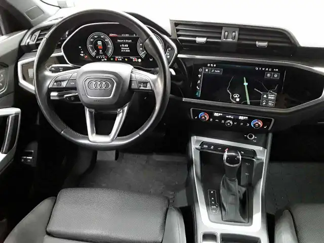 Audi Q3 view 10