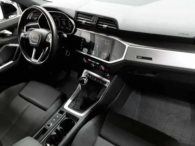 Audi Q3 view 9