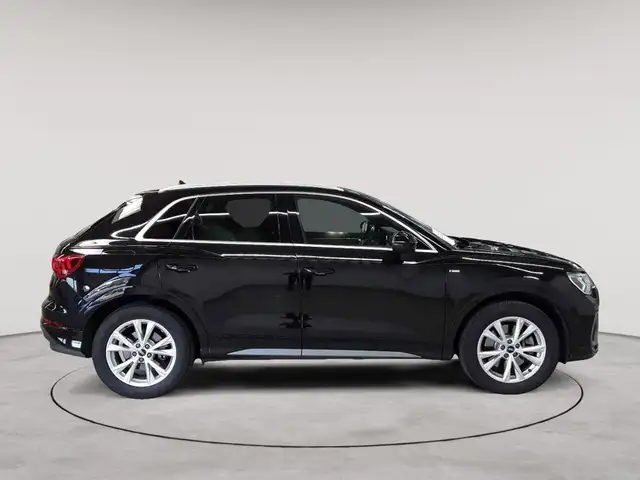 Audi Q3 view 3