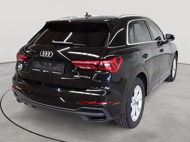 Audi Q3 view 4