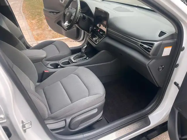Hyundai Ioniq view 17