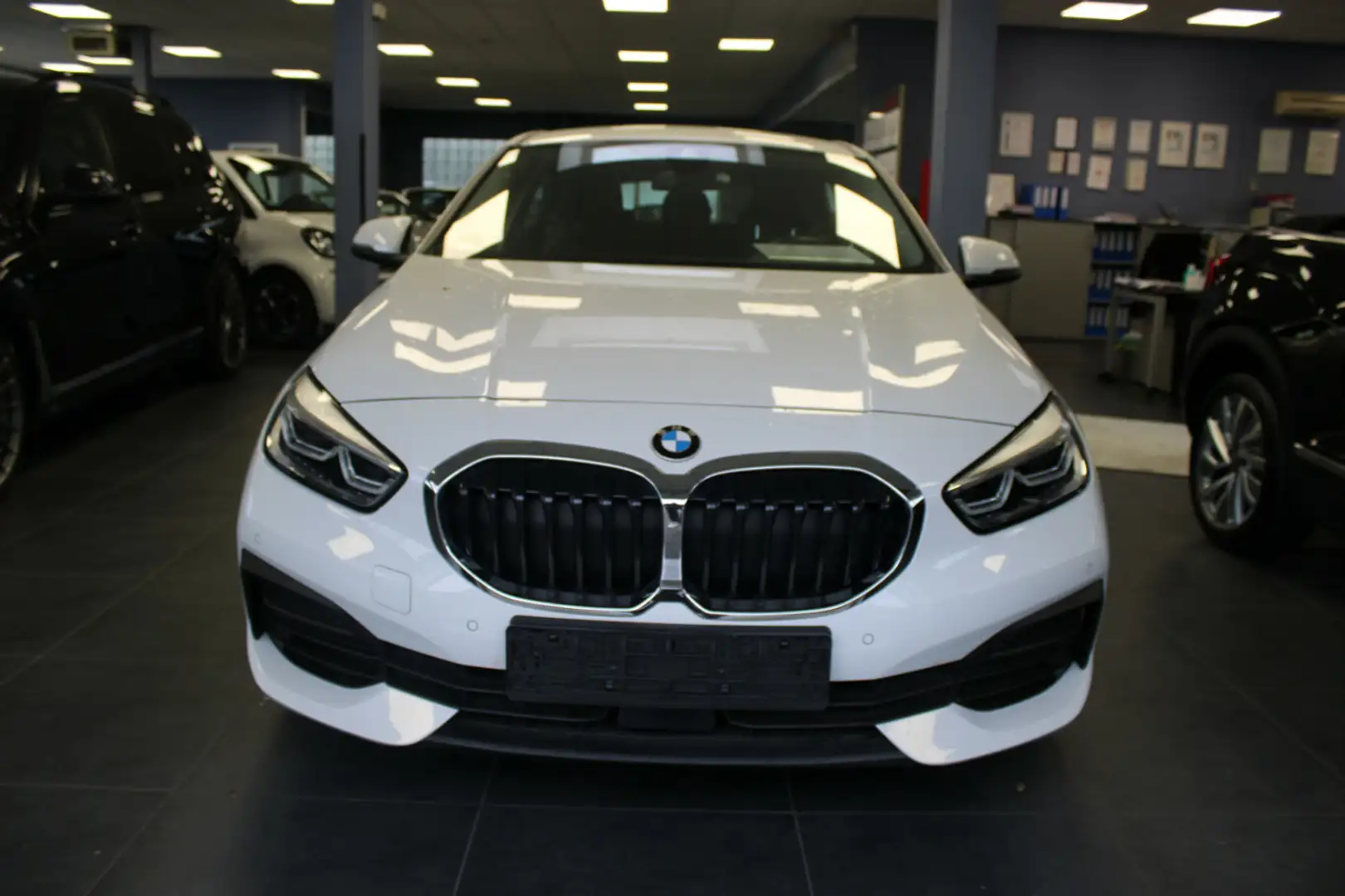 BMW 118 118i Aut. Advantage - Navi - LED - Weiß - 2