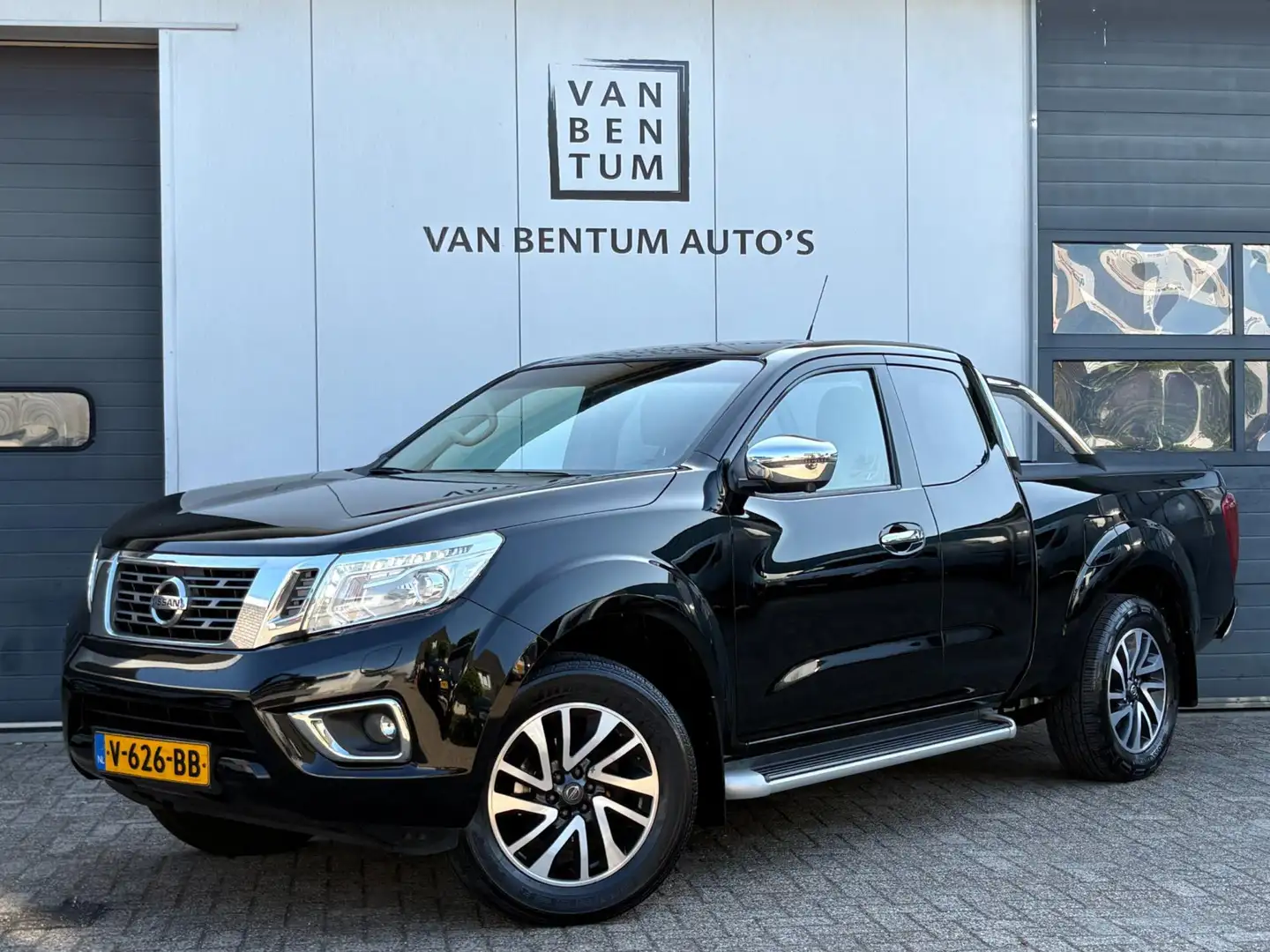 Nissan Navara 2.3 dCi 163pk 4X4 Navi 360°Cam. 3.5t Trekhaak EURO Zwart - 1