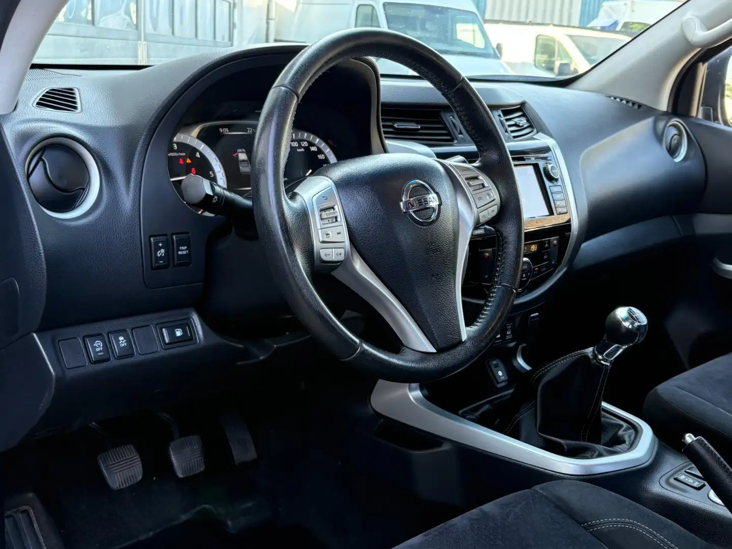 Nissan Navara 2.3 dCi 163pk 4X4 Navi 360°Cam. 3.5t Trekhaak EURO Zwart - 2