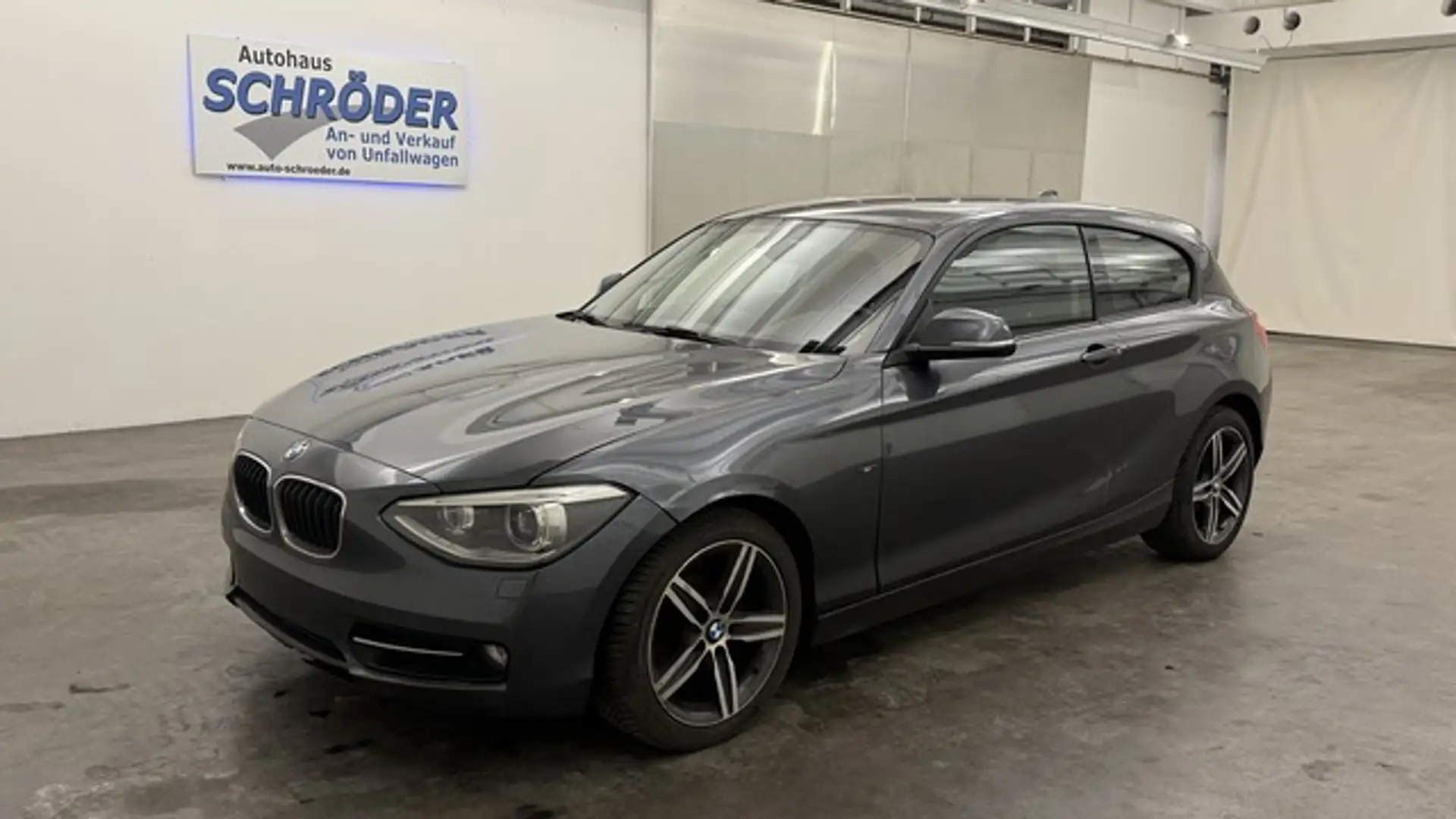 BMW 116 116i Sport Line *1.Hand*Xenon*Navi*SHZ*PDC* Grau - 2