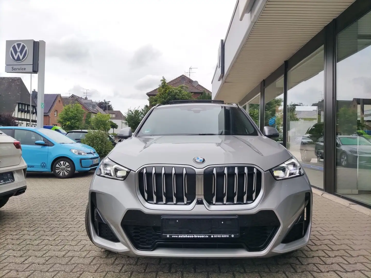 BMW X1 20 i sDrive M Sport PANO,HUD,360°KAM,AHK Silber - 2