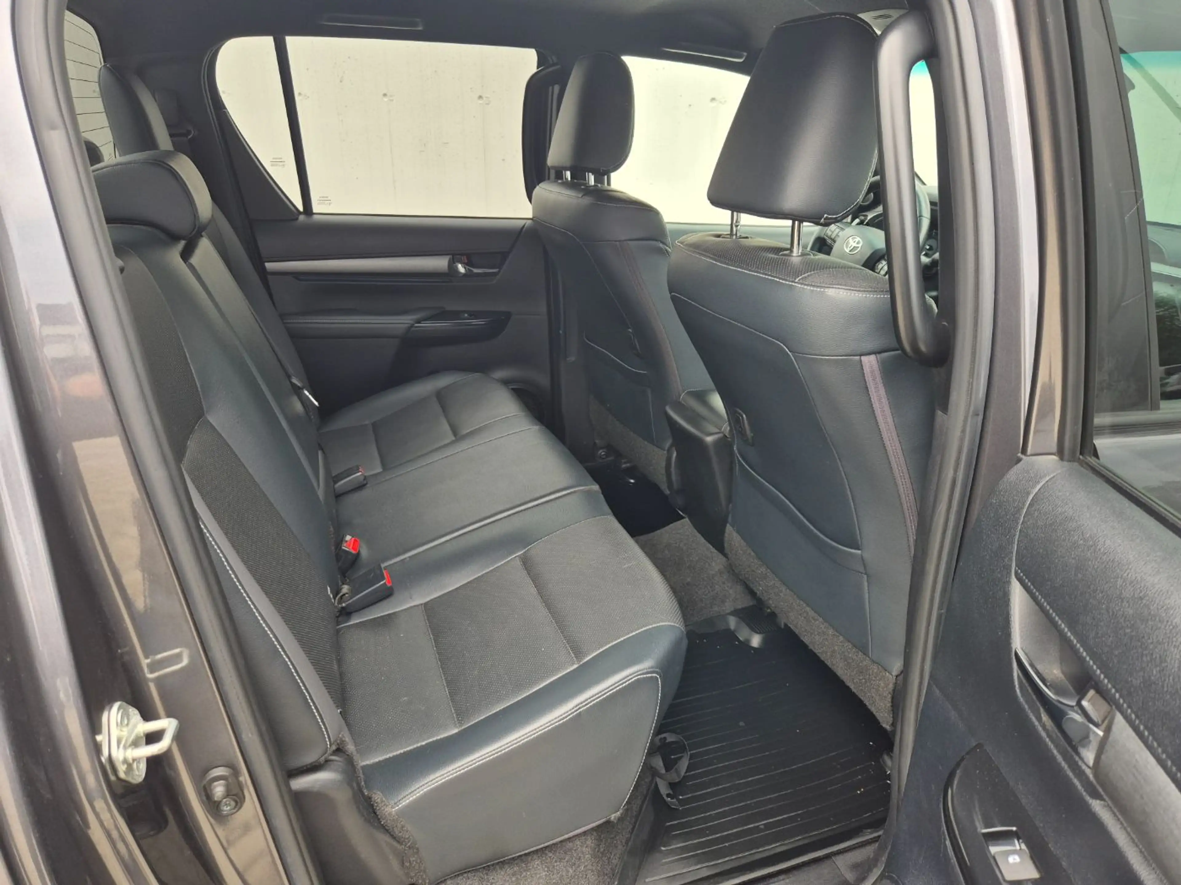 Toyota Hilux 2.8D-4D 4AW Aut. DK Inincible — photo 10