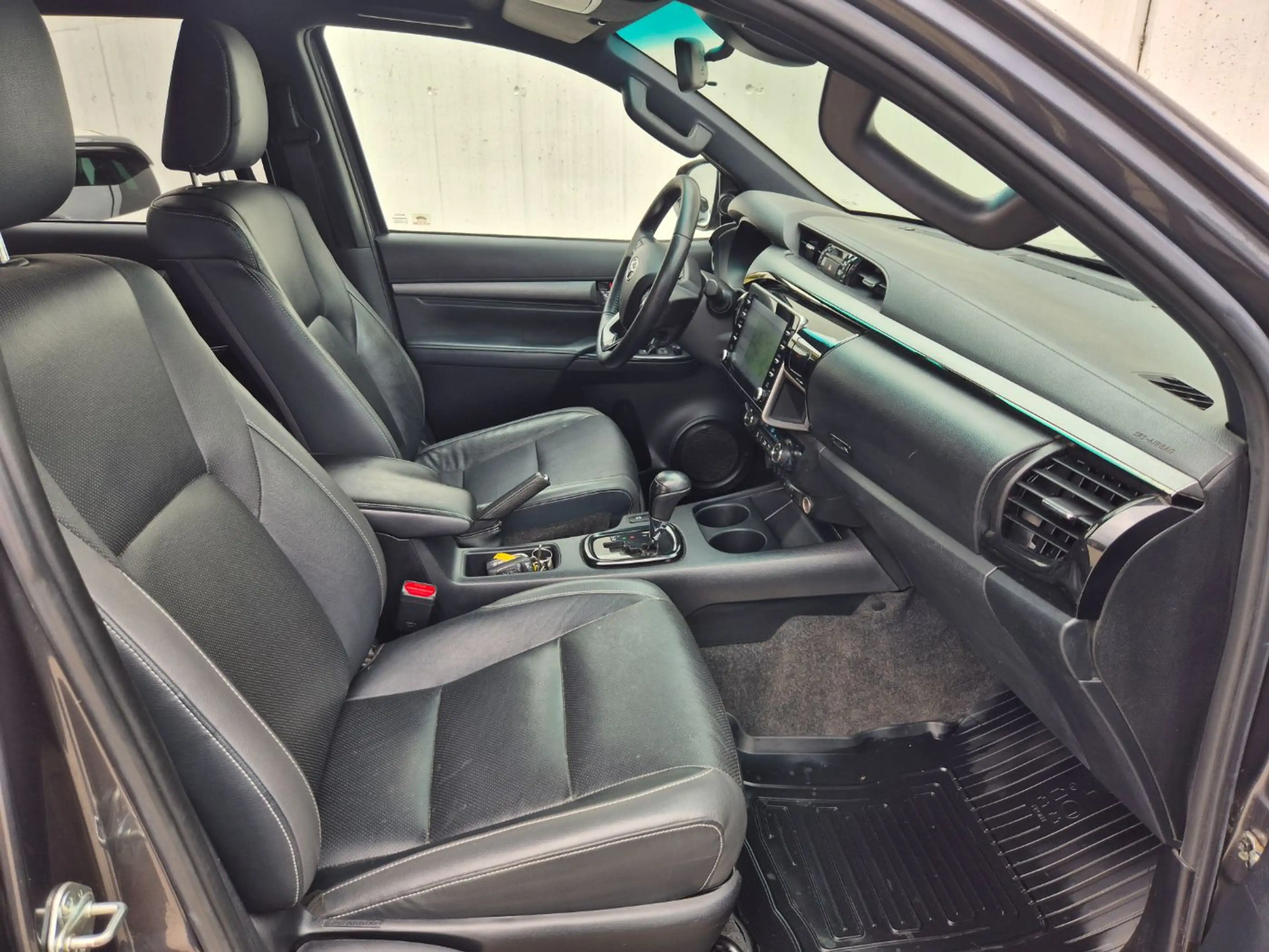 Toyota Hilux 2.8D-4D 4AW Aut. DK Inincible — photo 8