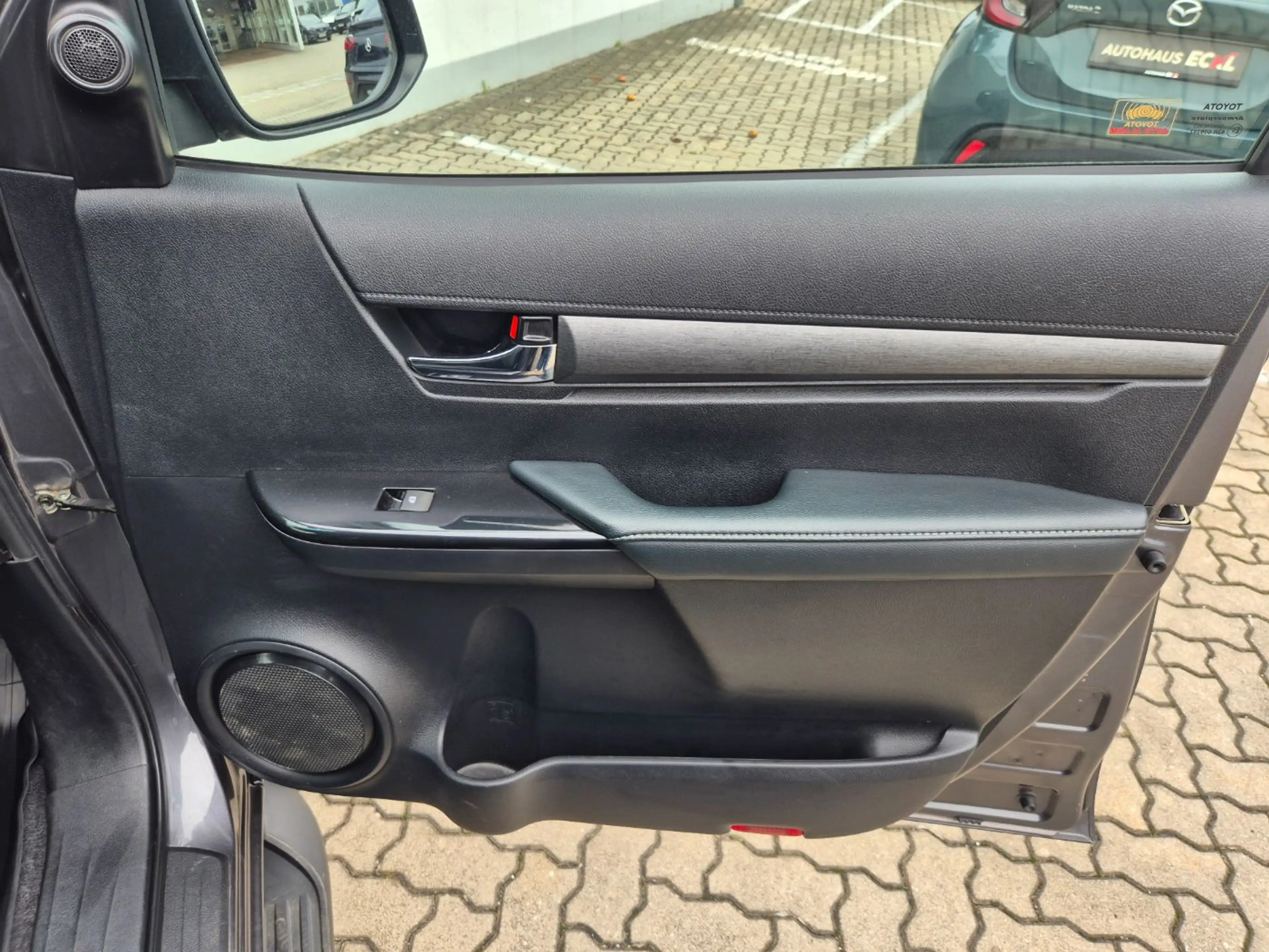 Toyota Hilux 2.8D-4D 4AW Aut. DK Inincible — photo 9