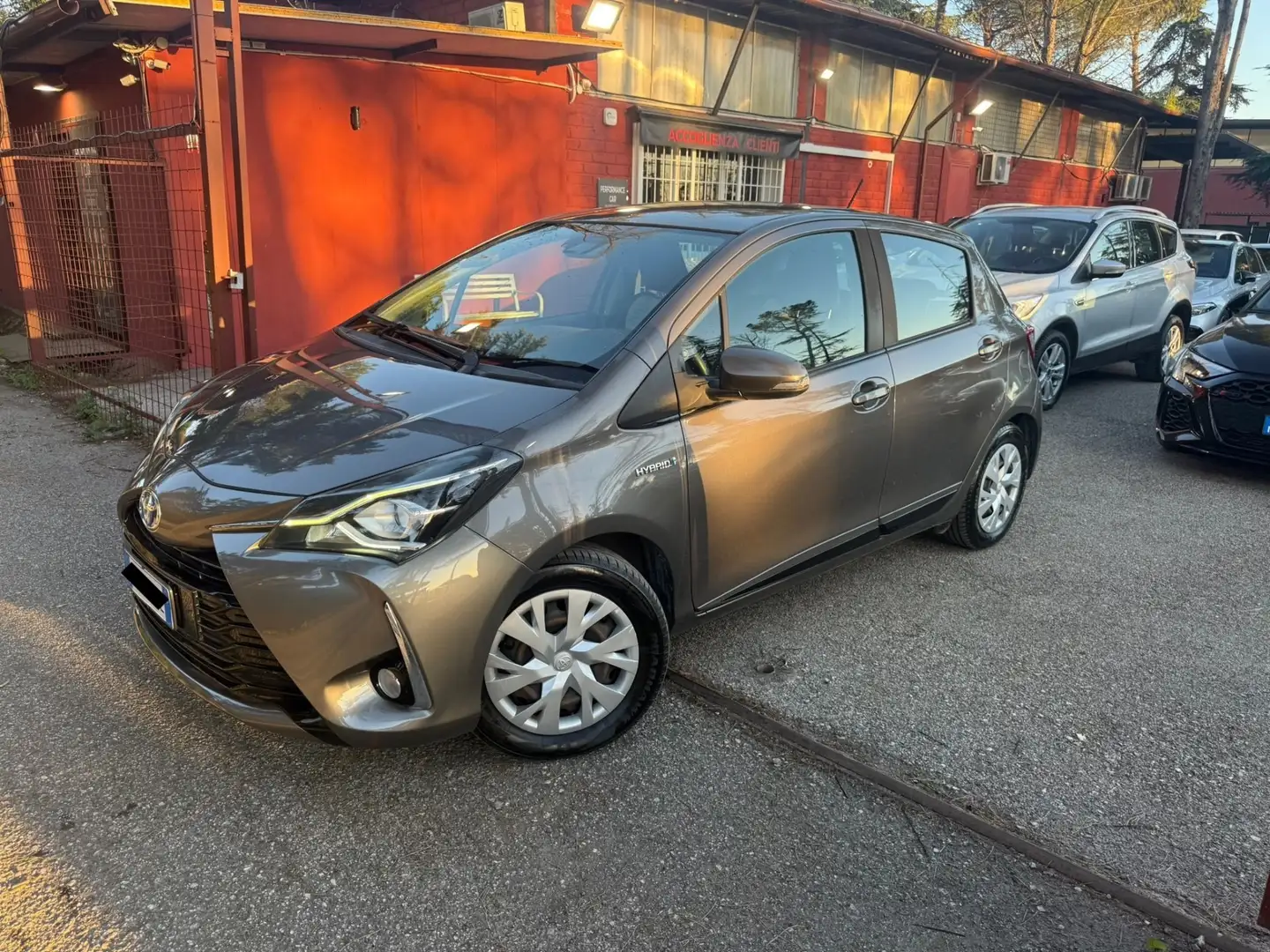 Toyota Yaris Yaris 1.5 Hybrid 5 porte Active Grijs - 2