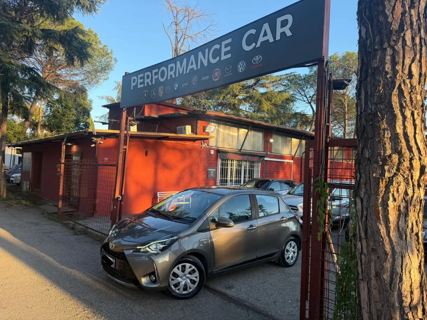 Toyota Yaris Yaris 1.5 Hybrid 5 porte Active Grijs - 1