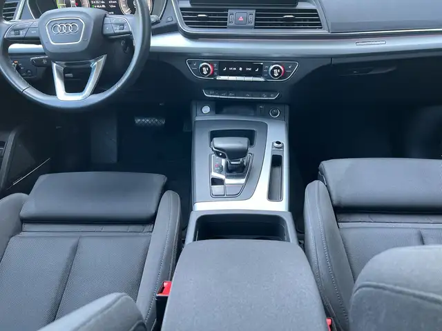 Audi Q5 view 10