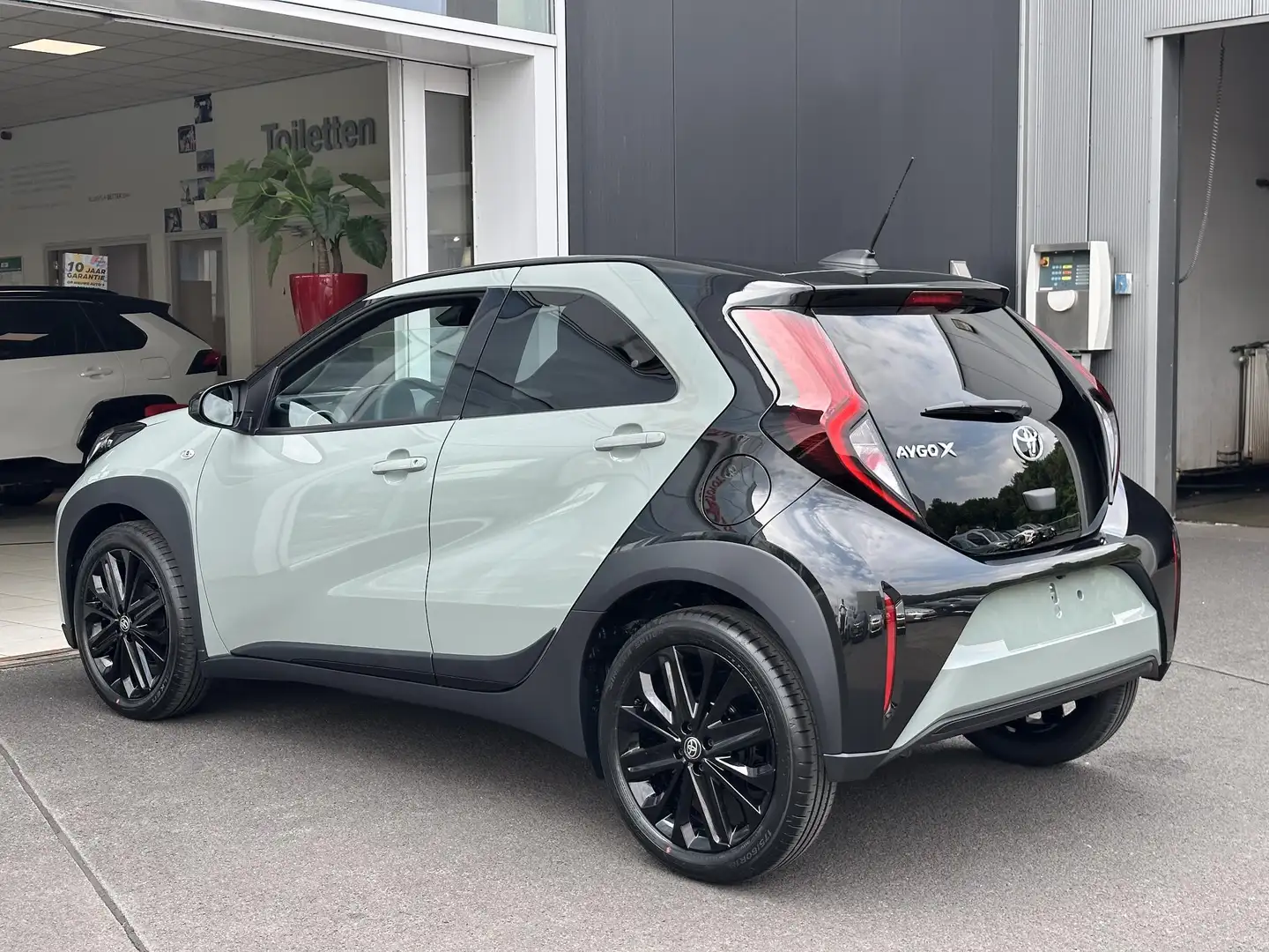 Toyota Aygo X 1.0 VVT-i MT Pulse NIEUW! Direct leverbaar! € 1000 Groen - 2