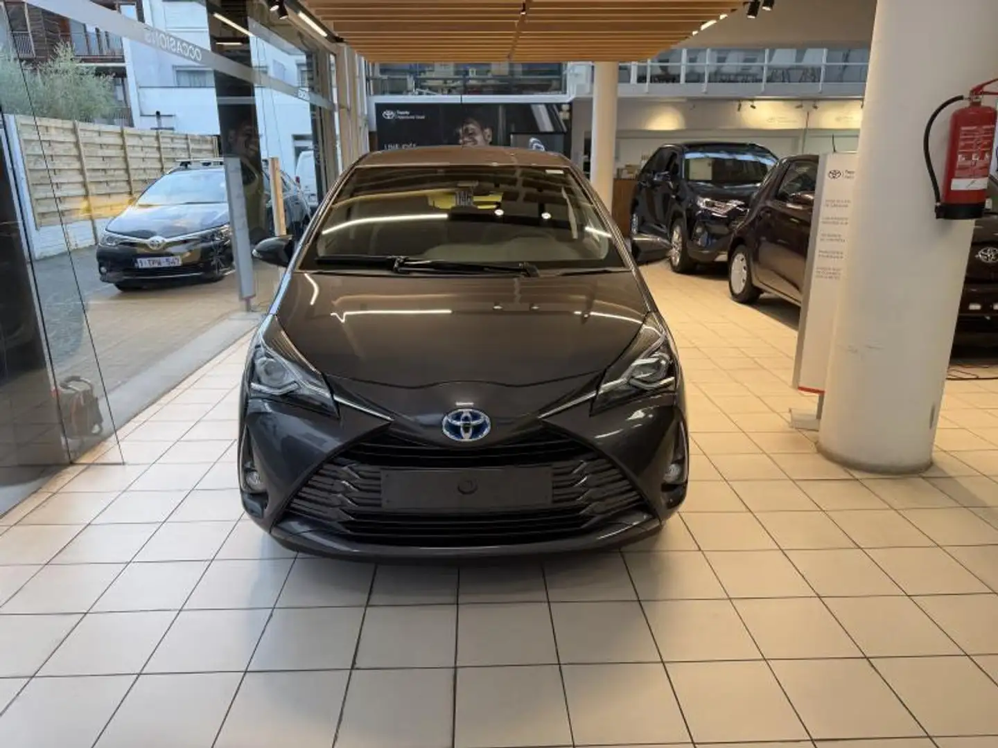 Toyota Yaris IV Comfort Gris - 2
