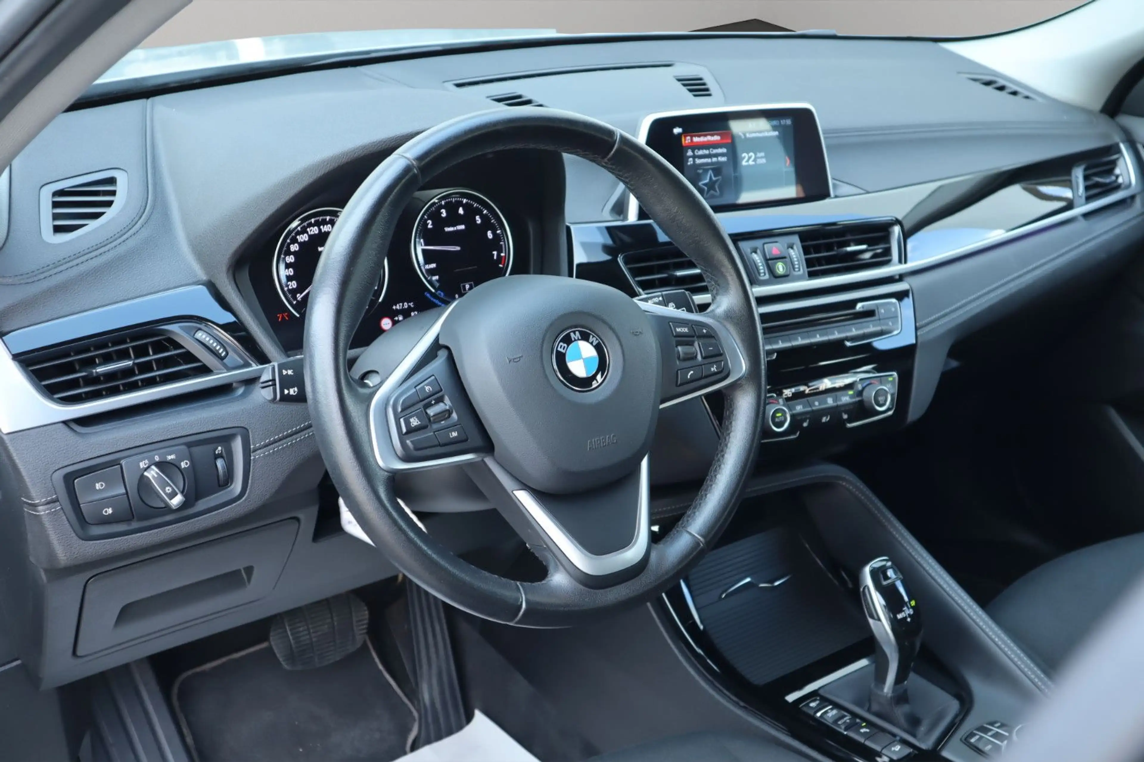BMW X2 xDrive 20i Advantage /LED/NAVI/SHZ/PDC v+h/ — photo 13