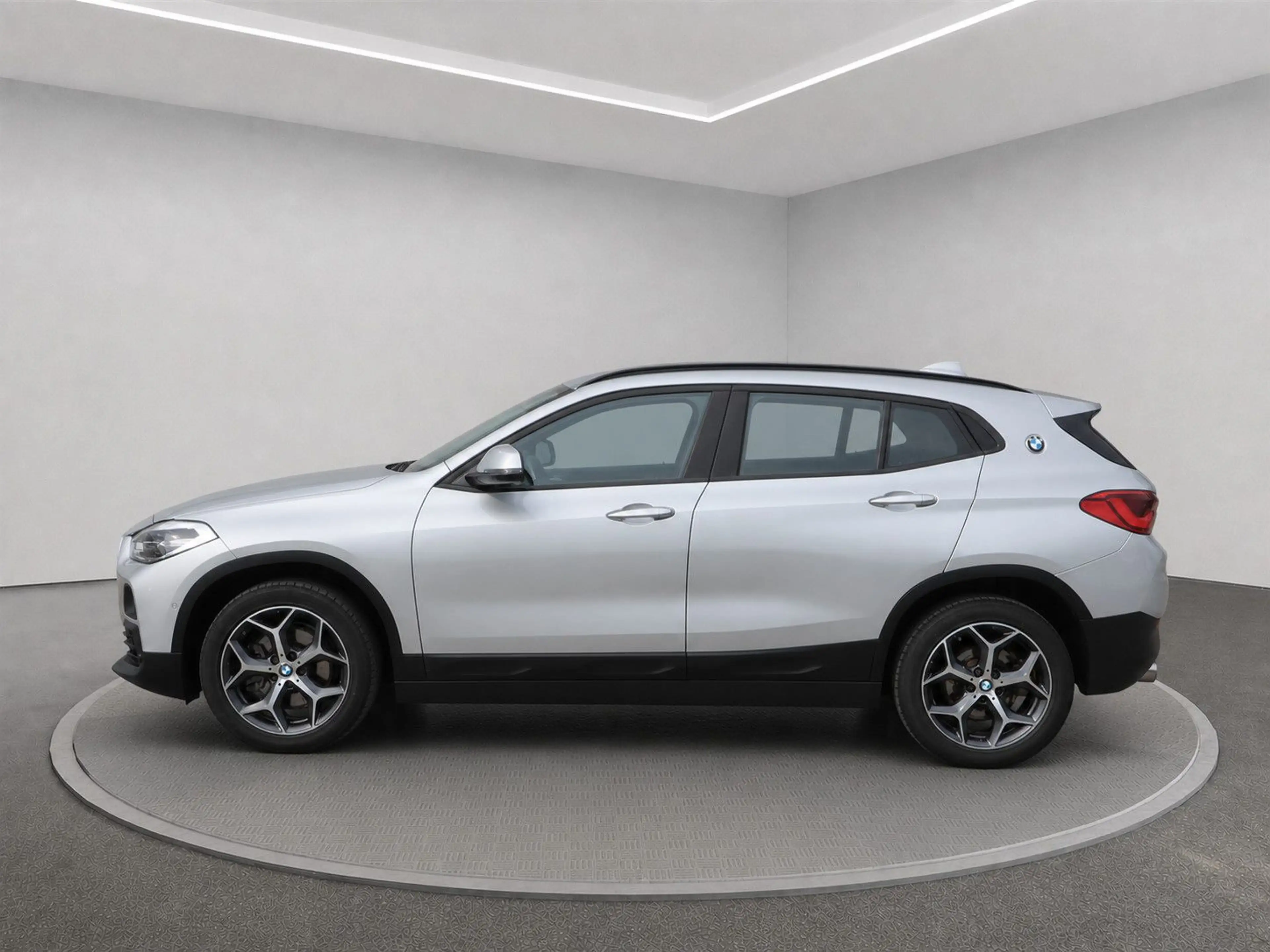 BMW X2 xDrive 20i Advantage /LED/NAVI/SHZ/PDC v+h/ — photo 2