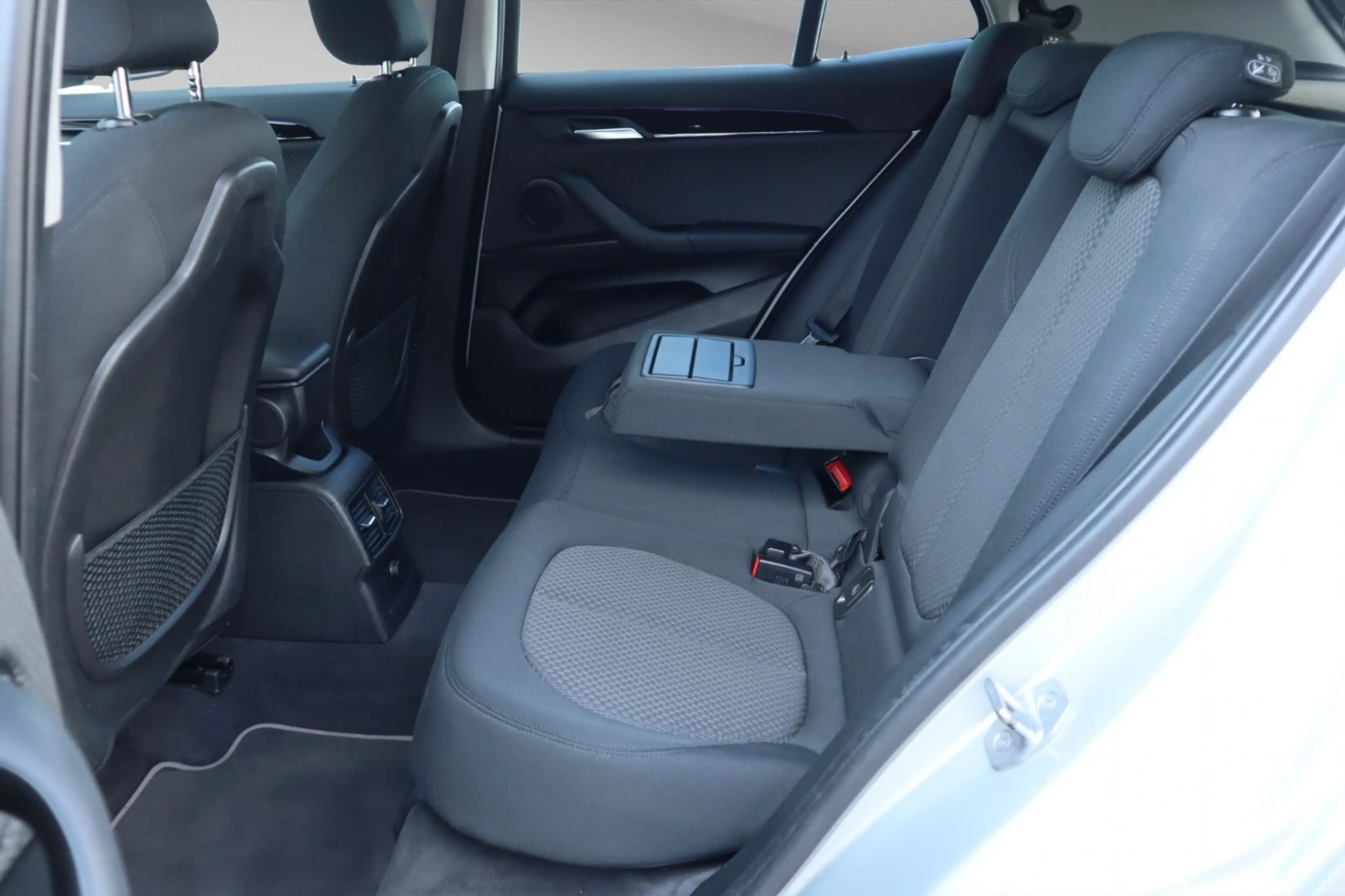 BMW X2 xDrive 20i Advantage /LED/NAVI/SHZ/PDC v+h/ — photo 15