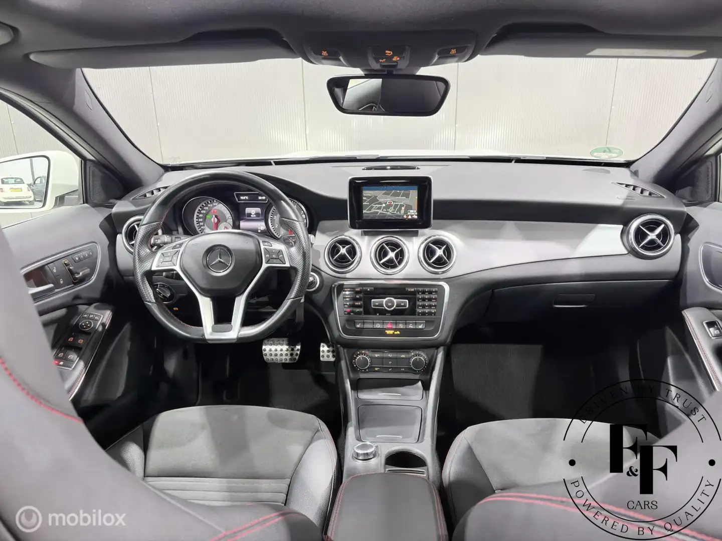 Mercedes-Benz GLA 200 | AMG | PANO | Xenon Weiß - 2