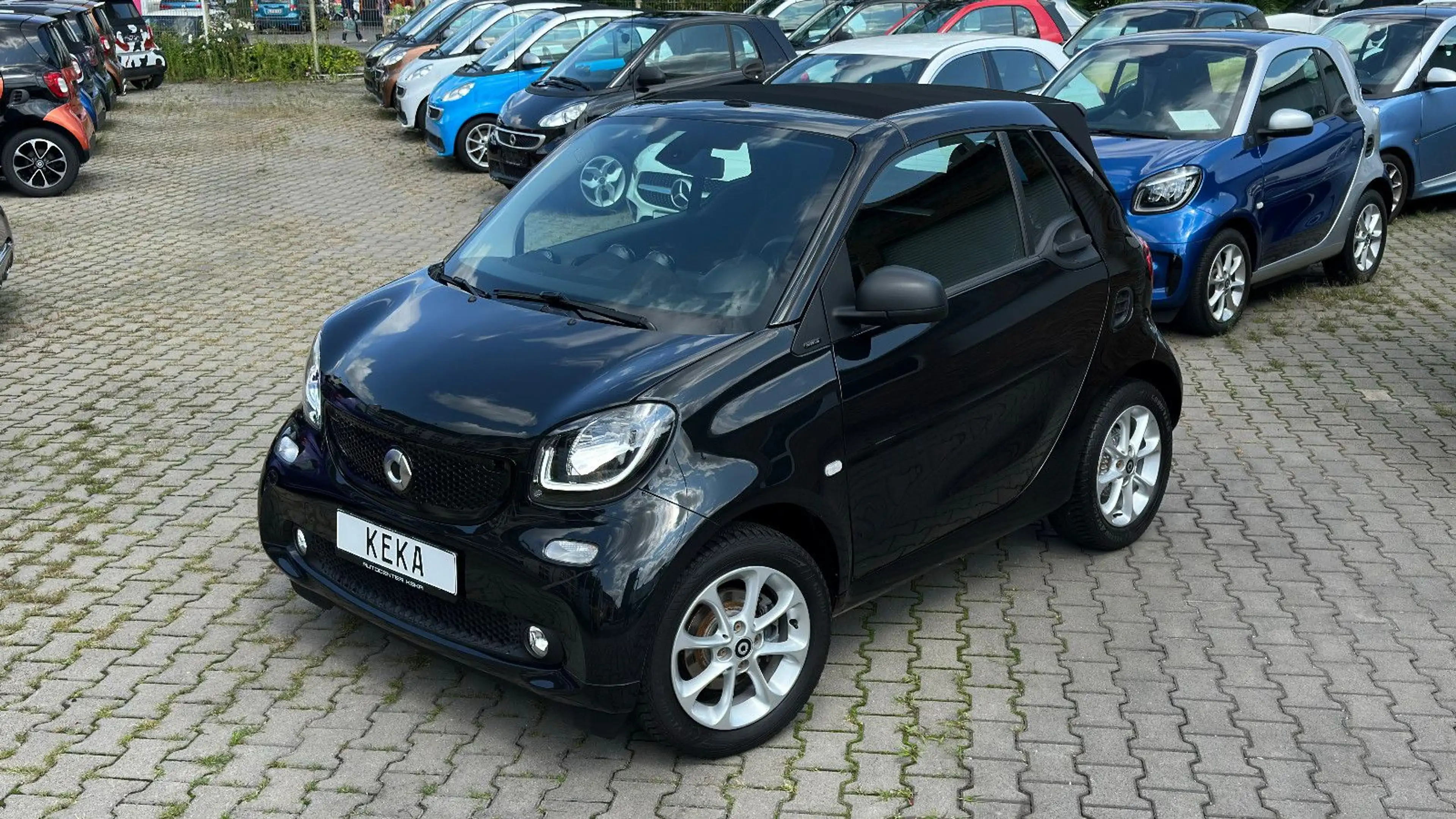 smart forTwo Cabrio BLACK EDITION CarPlay! R-CAM! SHZ! LED! — photo 3