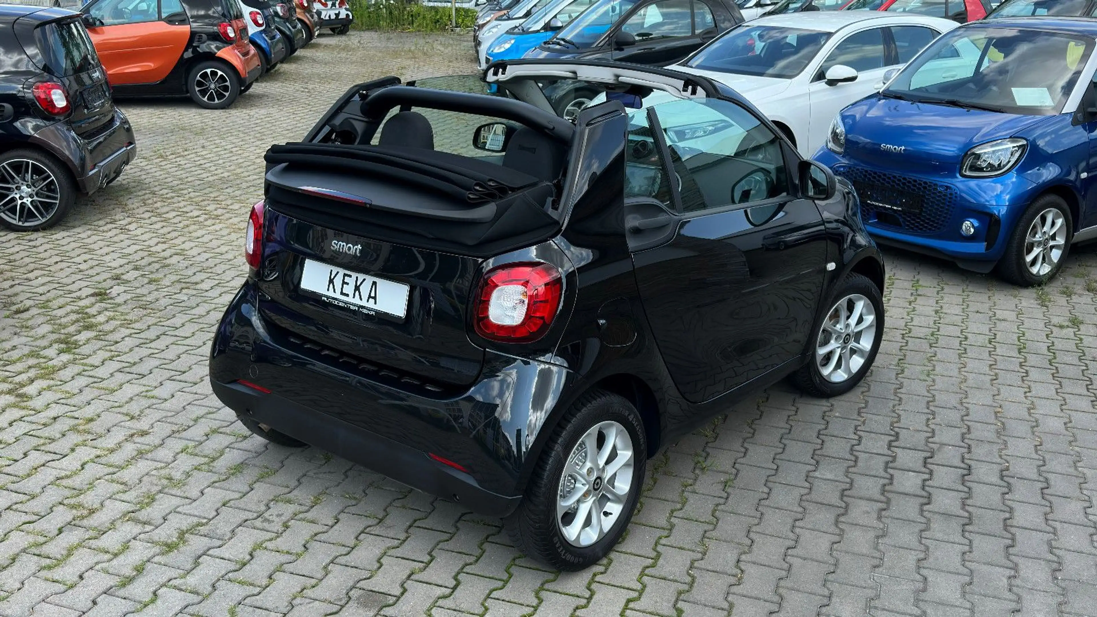 smart forTwo Cabrio BLACK EDITION CarPlay! R-CAM! SHZ! LED! — photo 2