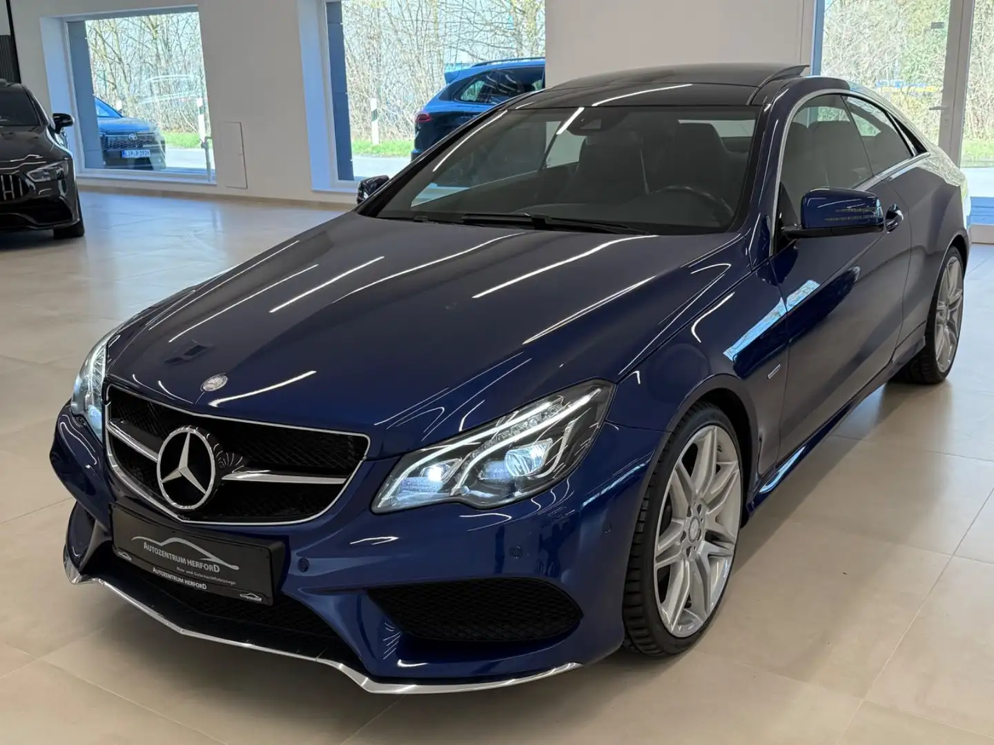 Mercedes-Benz E 320 Coupe AMG Line Sport Edition Panorama Azul - 1