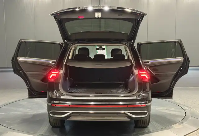 Volkswagen Tiguan Allspace view 6