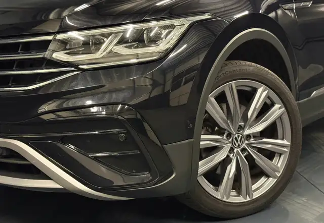 Volkswagen Tiguan Allspace view 2