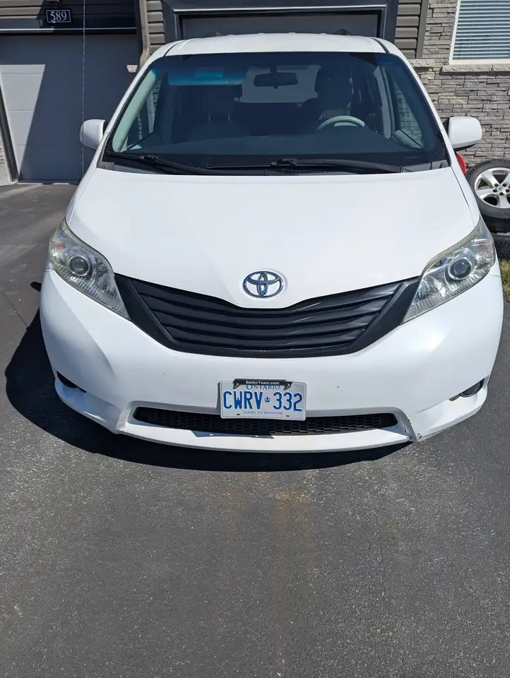 Toyota Sienna снимка Toyota Sienna