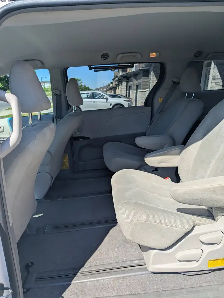 Toyota Sienna снимка Toyota Sienna