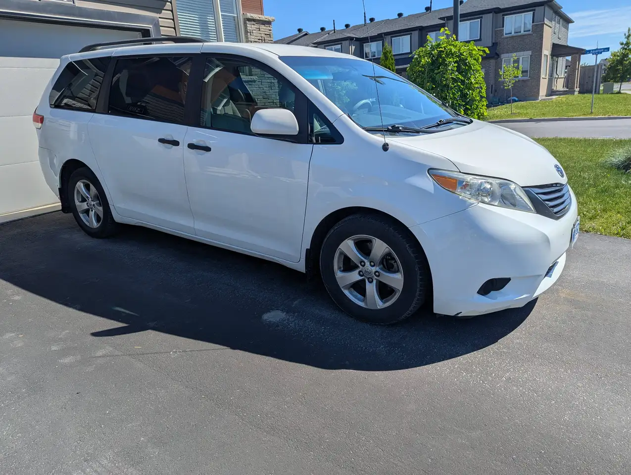 Toyota Sienna снимка Toyota Sienna